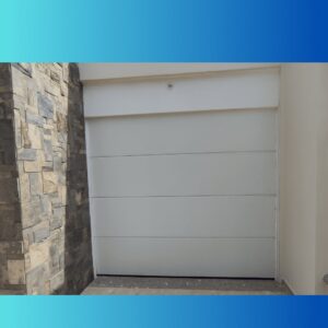 Puerta de Garaje Americano color blanco liso de 2.44*2.29 con herrajes completos.